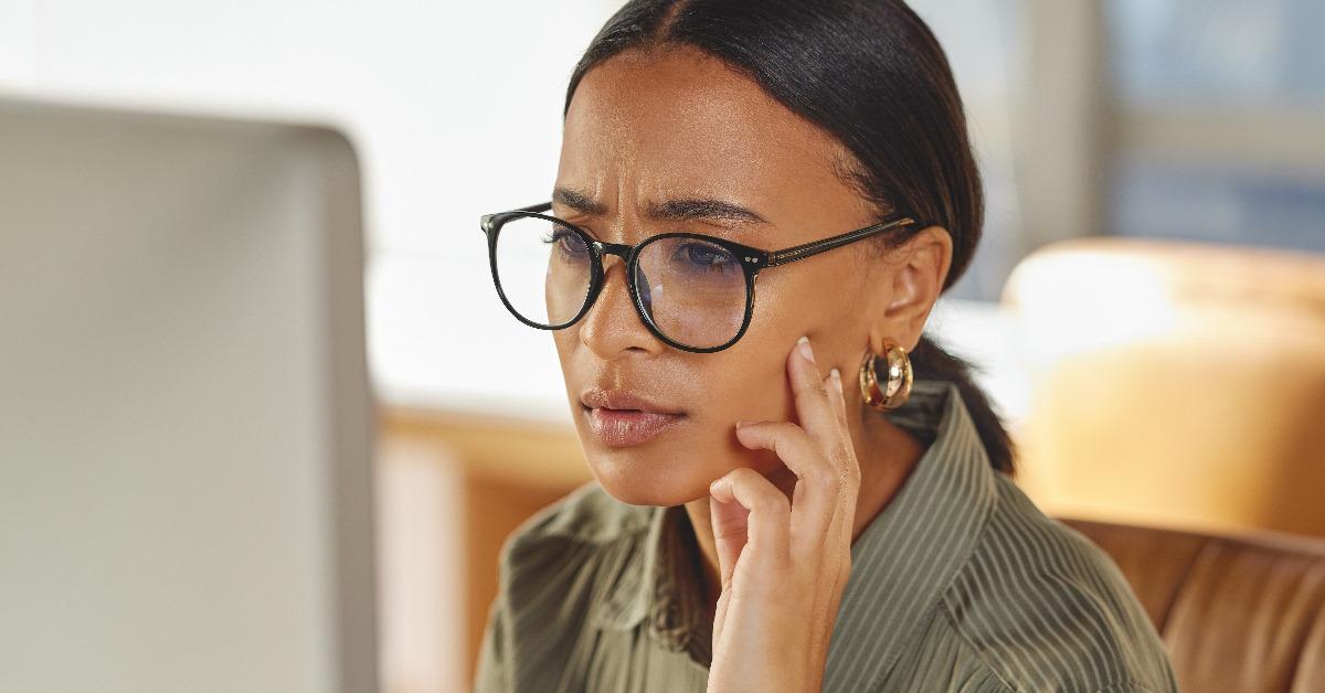 confused buisness woman using laptop
