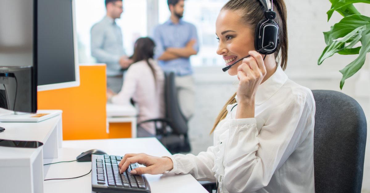 female call centre consultant at work