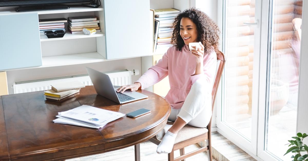 holding cup with using laptop