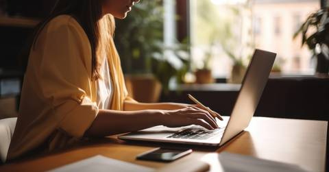student using laptop for elearning