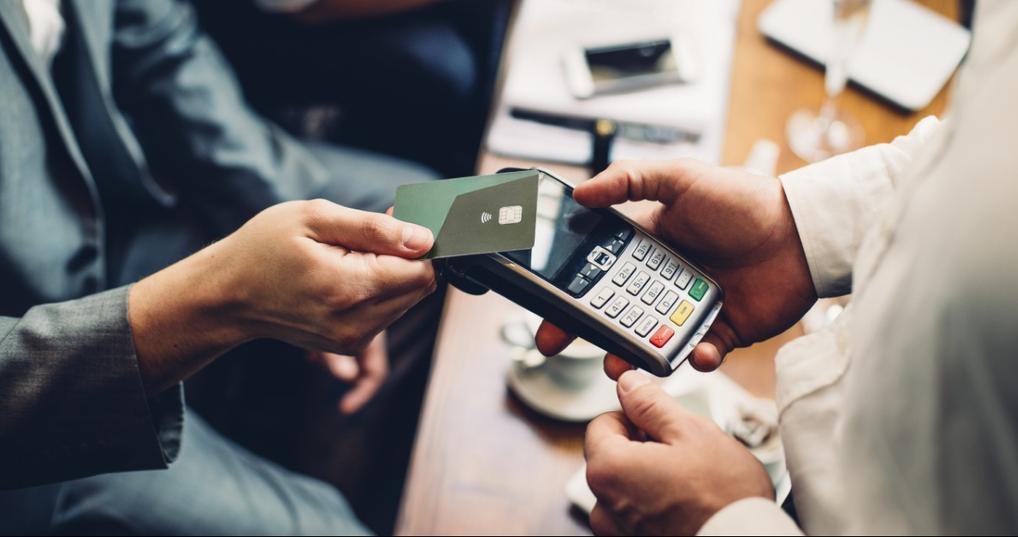 Man paying for a purchase with a no annual fee credit card